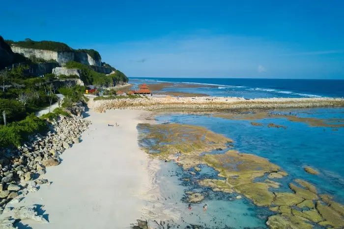 Pantai Melasti Bali, Surga Bahari di Tengah Bukit Kapur