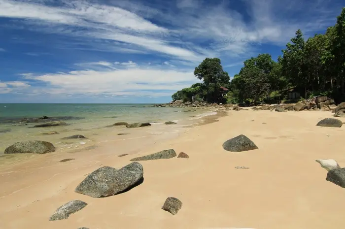 10 Pantai di Kalimantan Paling Hits dan Wajib Dikunjungi