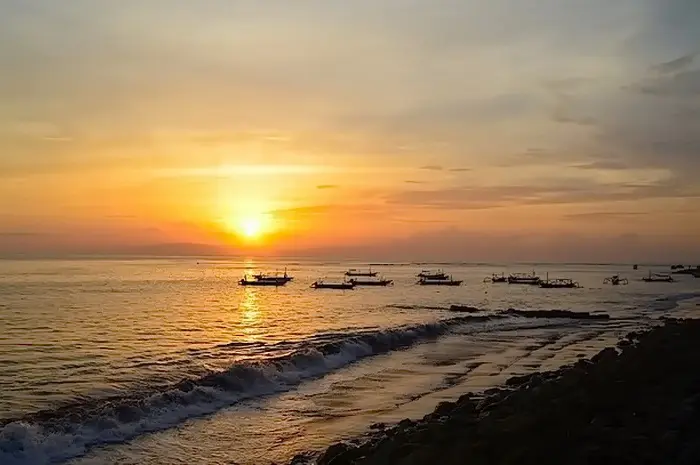 Pantai Melasti, Spot Favorit Menikmati Panorama Sunset di Bali
