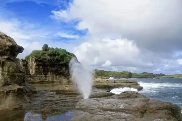 Pantai Klayar, Pantai Pasir Putih dengan Seruling Samudera yang Memukau di Pacitan