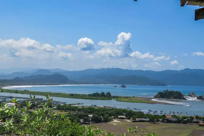 Pantai Payangan, Pesona Pantai Pasir Hitam dan Ritual Meditasi di Jember