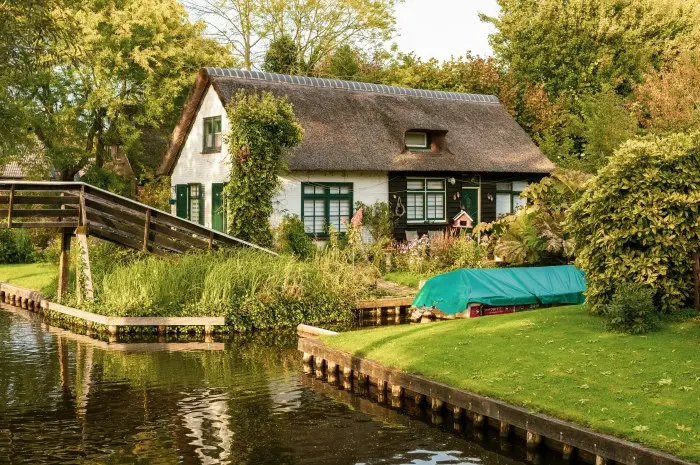 Fakta Menarik Desa Giethoorn, Desa Unik yang Tidak Memiliki Jalan Raya