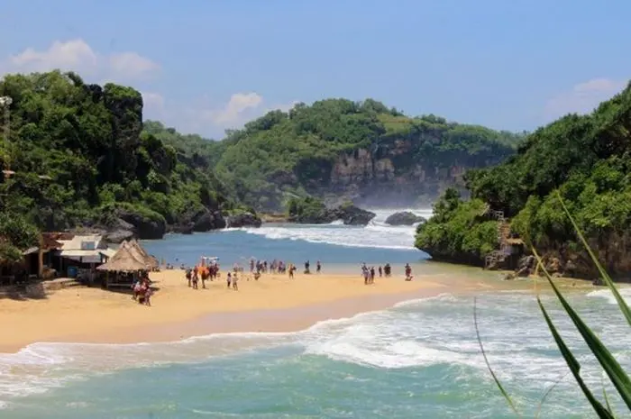 Pantai Drini, Menikmati Keindahan Laut Menakjubkan dan Aktivitas Seru di Gunung Kidul