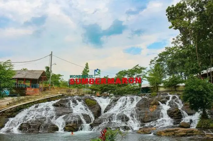 Sumber Maron, Air Terjun Eksotis dengan Kolam Renang Alami di Malang